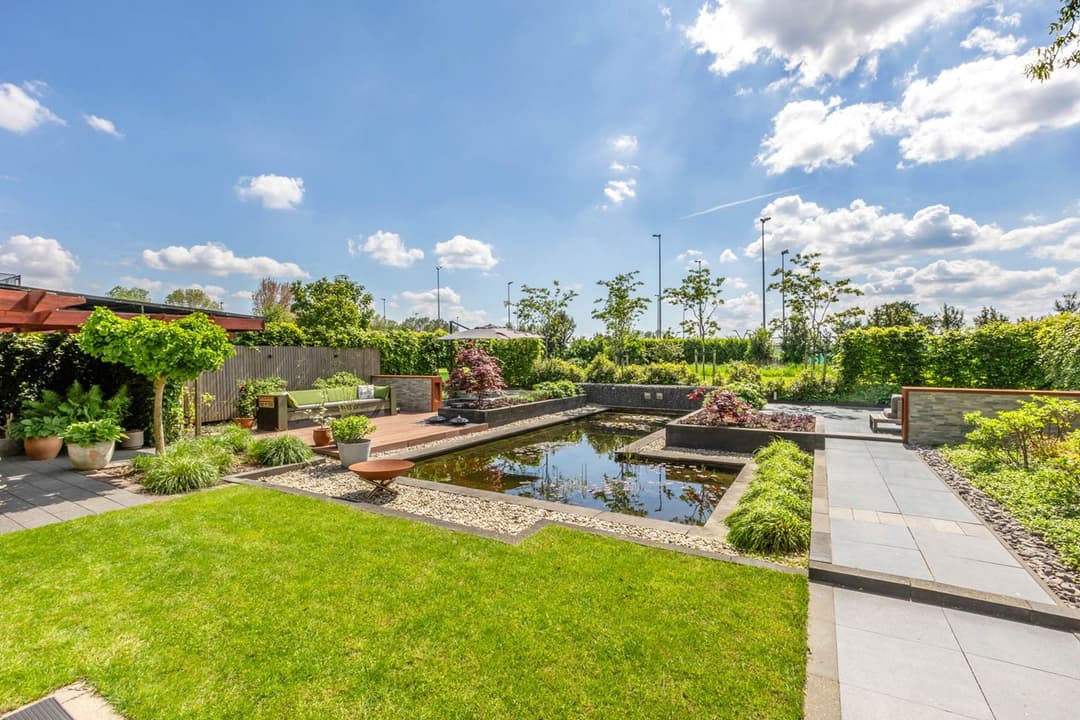 Foto van een vers gemaaid voetbal veld